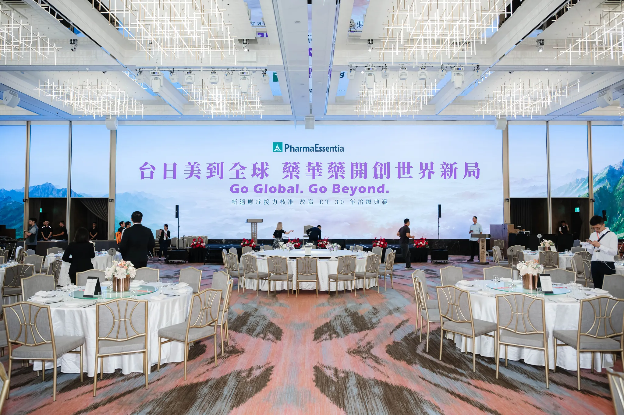 感恩午宴會場，舞台與餐桌高度相近