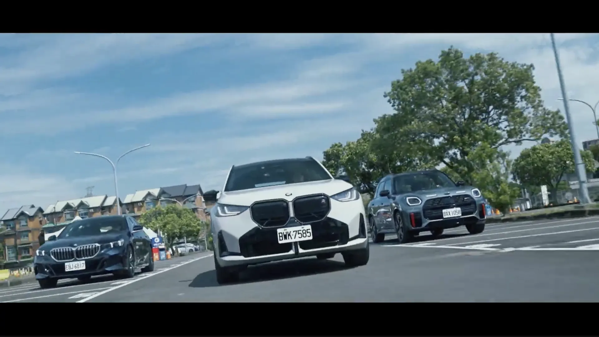 BMW 與 MINI 車系並排駛來