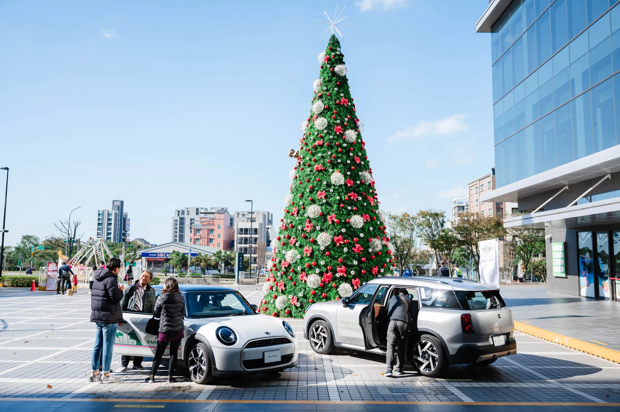 桃園置地廣場聖誕樹前的 MINI 展車與賞車民眾