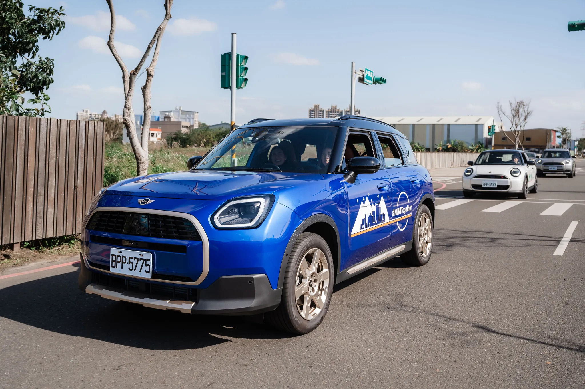 行進中的 MINI 車隊